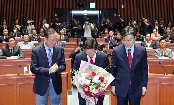 김문수 '꽃다발도 받았지만'