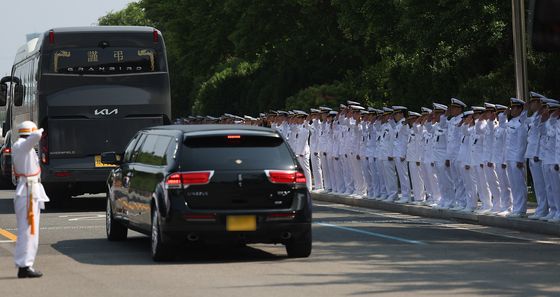 '명복비는 전우들'