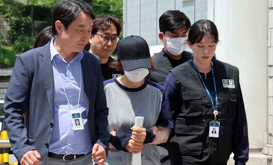 '대리투표' 선거사무원, 영장심사 출석