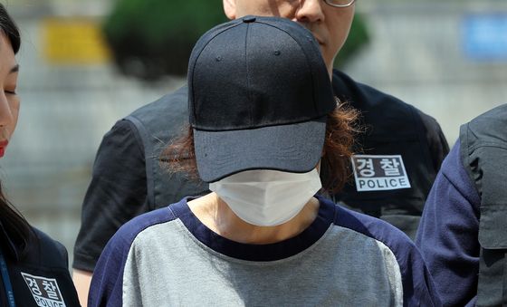 남편 신분증으로 '대리투표' 선거사무원, 영장심사 출석