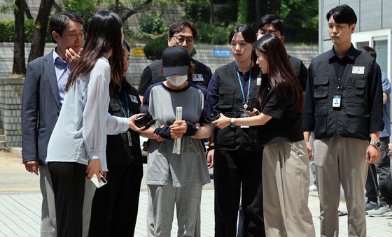 '남편 명의 대리투표' 선거 사무원, 영장심사 출석…"죄송합니다"