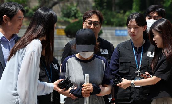 '남편 명의 대리투표' 선거사무원, 영장심사 출석