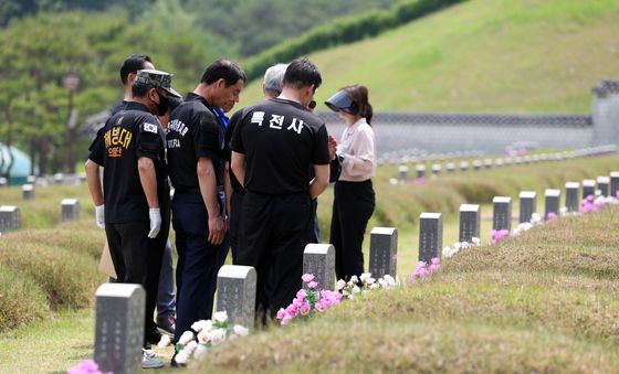 박관현 열사 묘역 찾은 이들