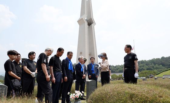 박관현 열사 묘역 찾은 특전사 동지회 및 해병대 의열단
