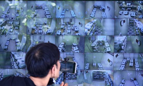 사전투표함 CCTV 감시하는 시민