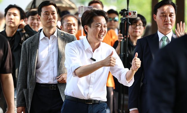 시민들과 인사 나누는 이준석 후보