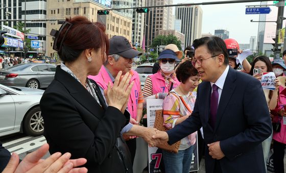 대통령 후보 사퇴한 황교안, 지지자들과 악수