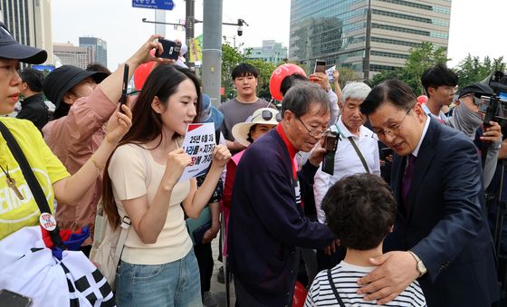 '대통령 후보 사퇴' 황교안, 지지자들과 인사