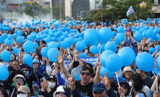 부산역서 이재명 후보 연설 듣는 시민들