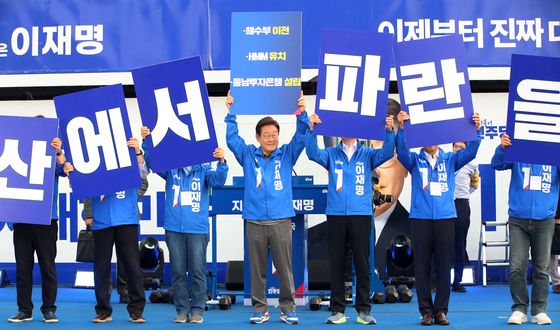 부산역 광장 찾은 이재명