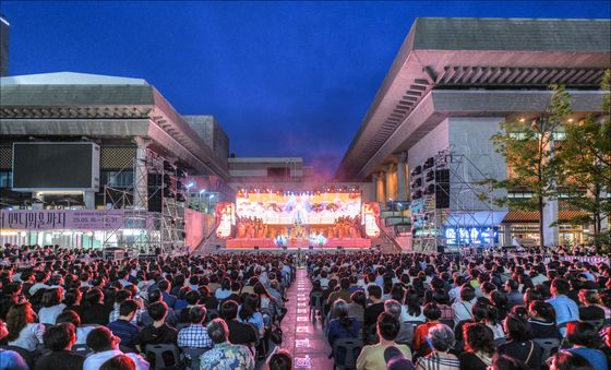 야외 오페라 '마술피리' 공연 찾은 시민들