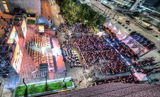 초여름밤 장식한 '마술피리'