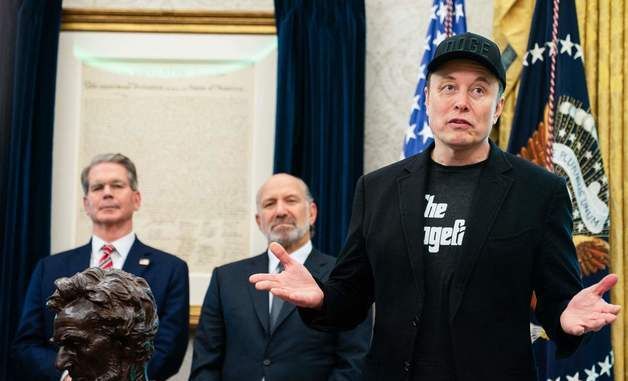 [포토]백악관 떠나는 머스크와 뒤에서 지켜보는 베선트