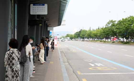 버스 기다리는 광주 시민들