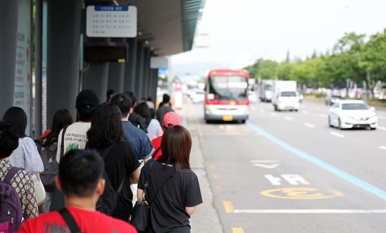 버스 기다리는 광주 시민들