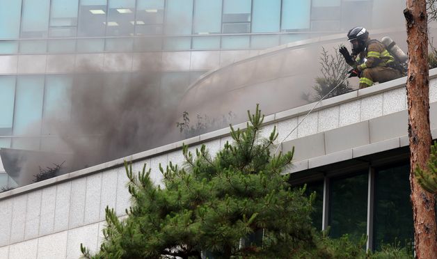 진화작업 나선 소방대원