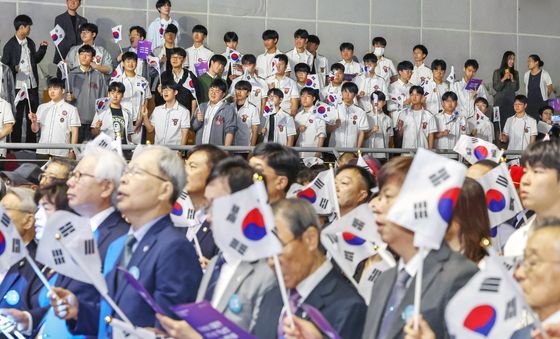 학생들과 함께 부르는 '6.10 만세의 노래'