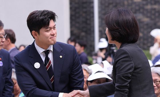 악수 나누는 김용태-허은아