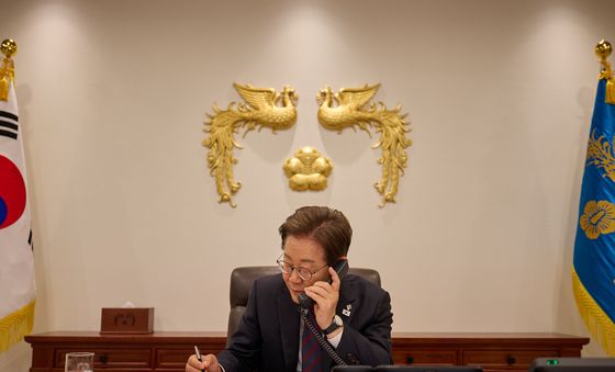 시진핑 주석과 전화 통화하는 이재명 대통령