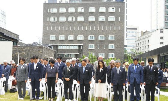 강기정 시장, 6.10민주항쟁 기념식서 묵념
