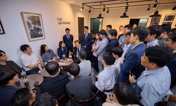 李대통령, 출입기자단과 '깜짝 티타임'