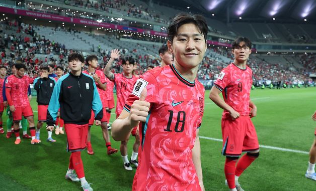 이강인, 카메라 보며 엄지 척!