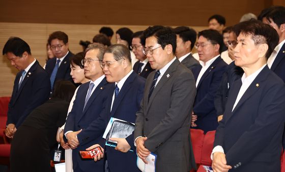 민주당 조찬기도회 참석한 박찬대 대표 직무대행