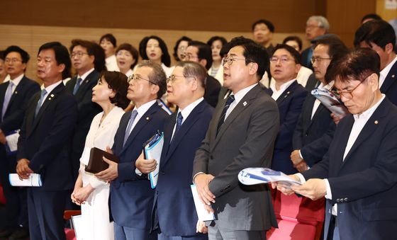 조찬기도회 참석한 민주당 의원들