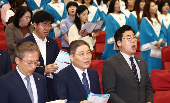 박찬대 대표 직무대행, 찬송가 열창