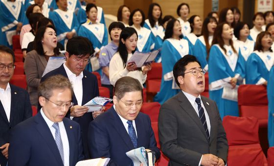 찬송가 부르는 박찬대 대표 직무대행