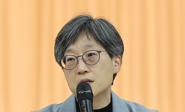 발언하는 강희경 교수