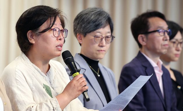 기자회견문 낭독하는 유미화 상임대표