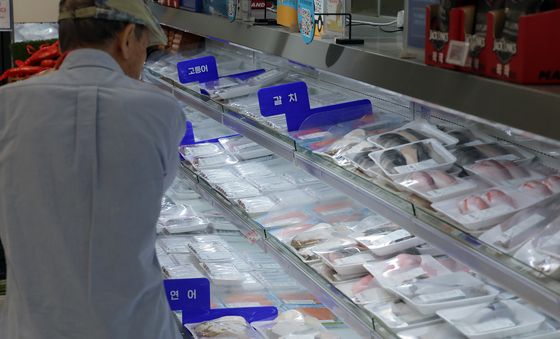 수산물 고르는 고객