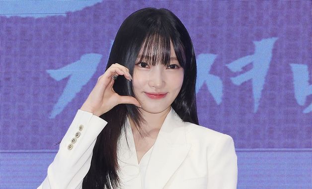 포즈 취하는 지혜원