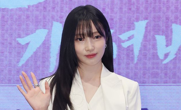 지혜원, 빠져드는 눈빛