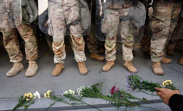 [포토] "평화롭게 할 거예요" 주 방위군 발치에 꽃 놓은 시위대