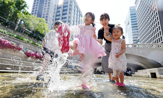 청계천에서 '첨벙첨벙'