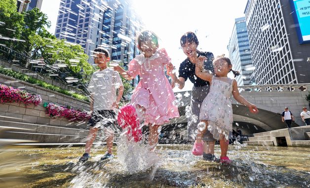청계천에서 '첨벙첨벙 물놀이'
