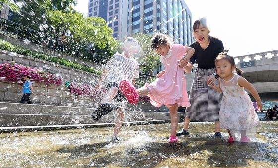 청계천에서 '첨벙첨벙'