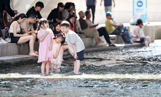 '청계천에서 발 담그고'