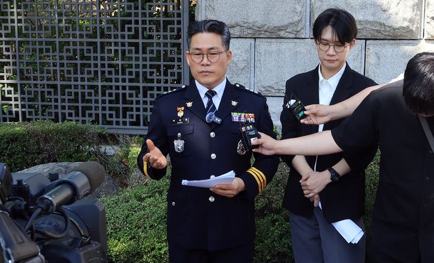 대검 앞에서 기자회견하는 백해룡 경정