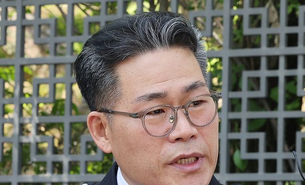 대검 앞에서 기자회견하는 백해룡 경정