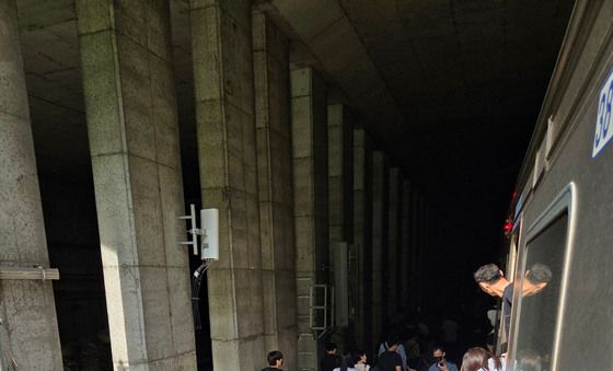 단전으로 멈춘 열차에서 내리는 시민들