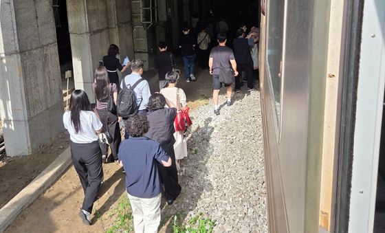 경의중앙선 사고로 대피하는 승객들