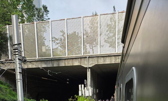 신촌역 선로로 대피하는 승객들