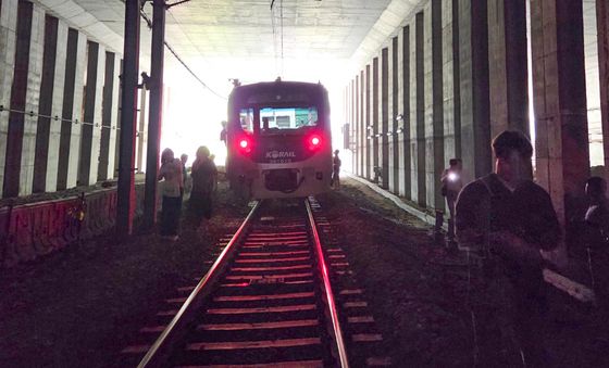 경의중앙선 단전으로 멈춘 열차