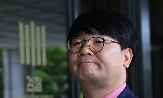 검찰 조사 출석한 이명수 기자