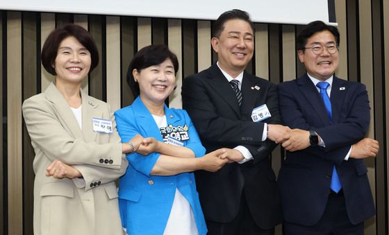 손 맞잡은 민주당 김병기·서영교 원내대표 후보