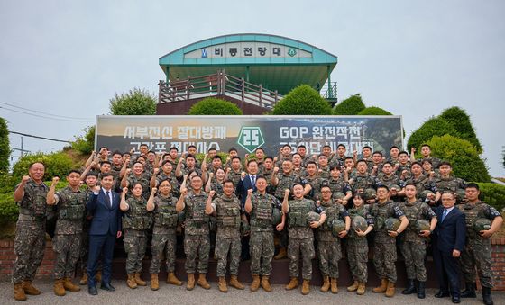 이재명 대통령 '접경지역 군장병과 함께'