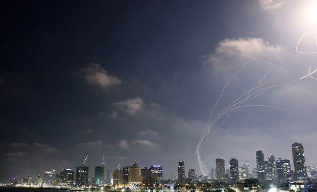 [포토]이란發 미사일 격추 섬광 번쩍이는 이스라엘 텔아비브 상공
